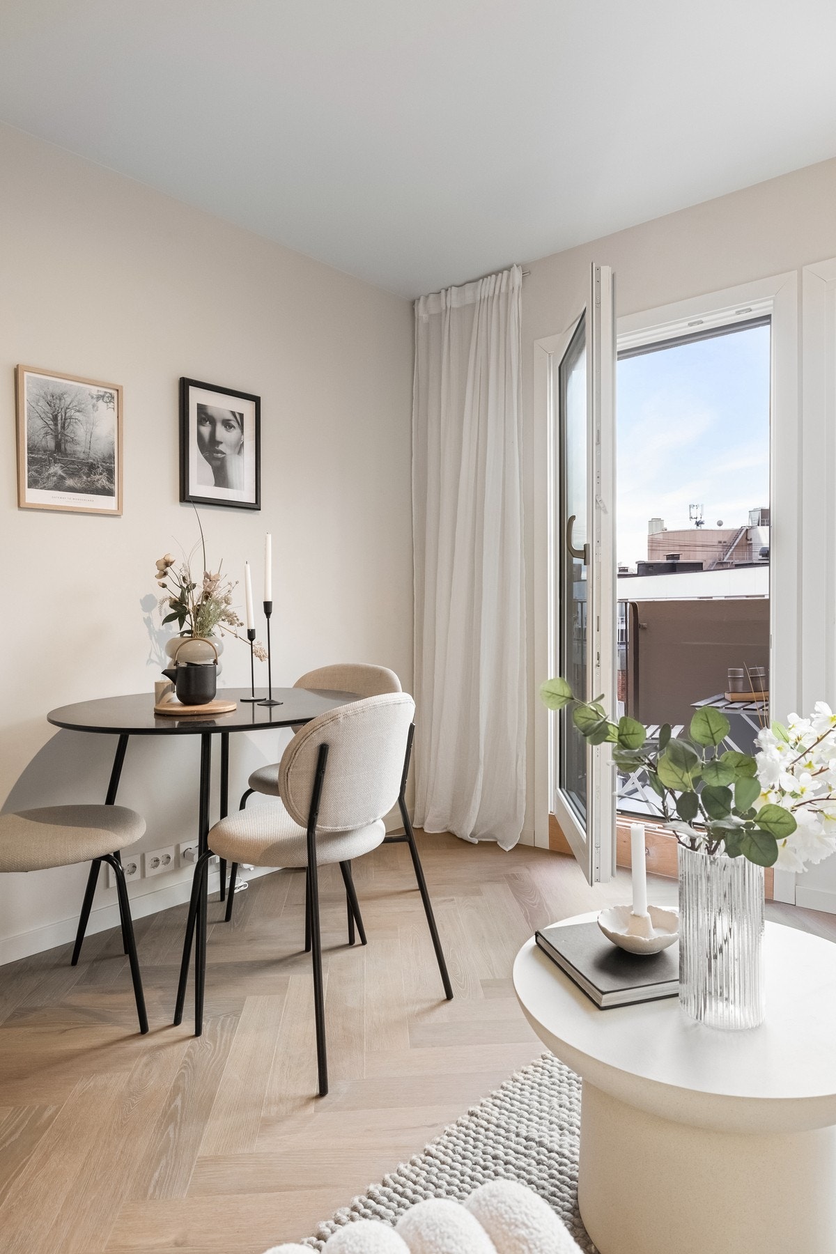 Skjermet beliggenhet mot indre gårdsrom. Optimale sol- og lysforhold mot sydvest. Galleribilde