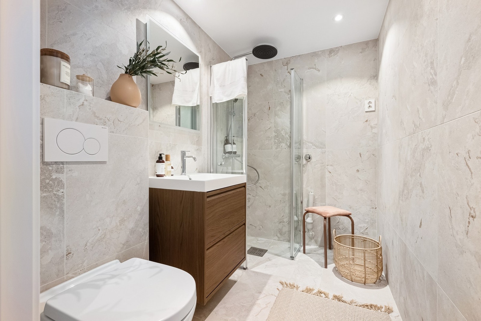 Ekslusivt og moderne baderom, totalrehabilitert 2025. Oppgradert elektrisk- og røranlegg i heliligheten. Galleribilde