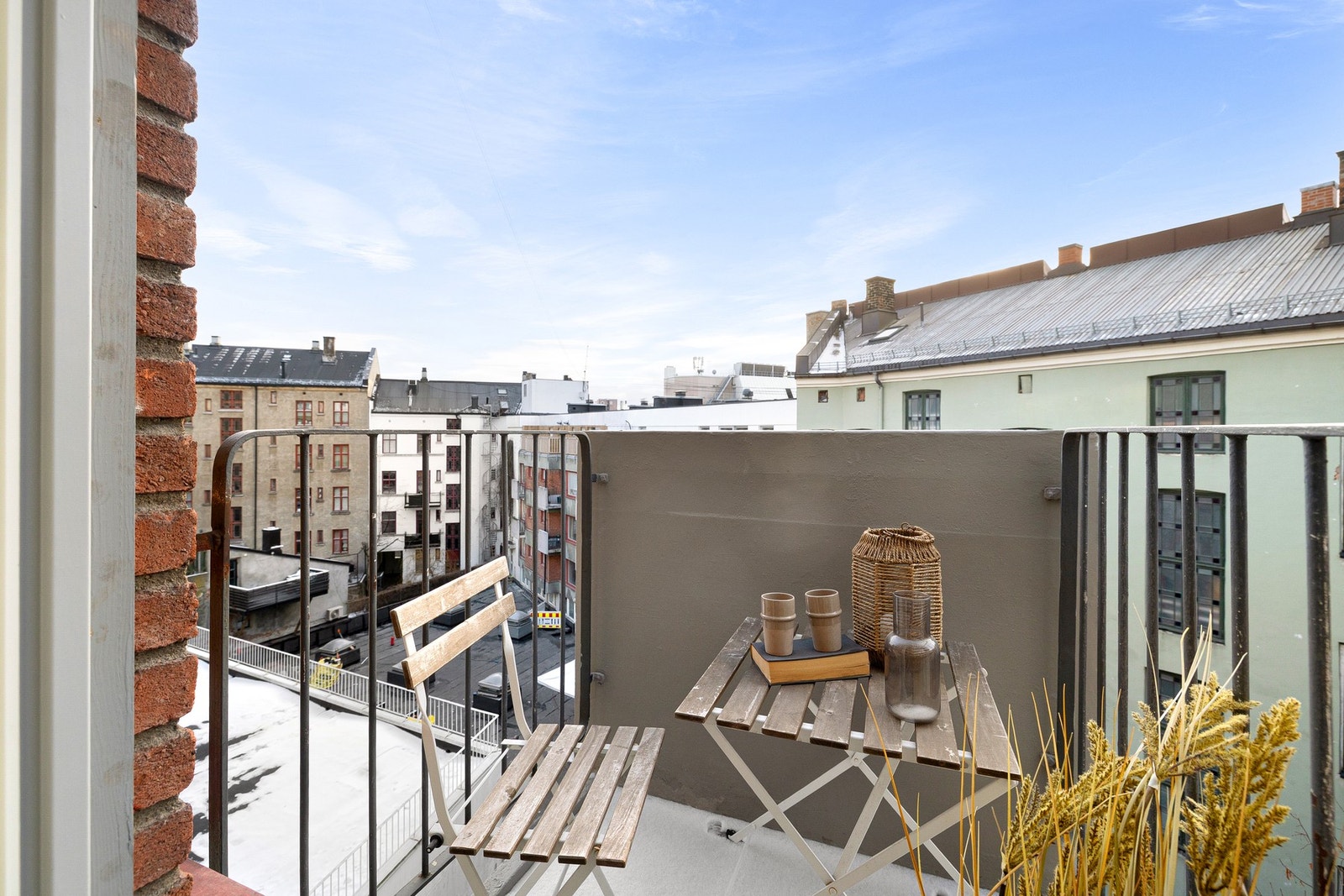 Solrik, sydvestvendt balkong mot rolig bakgård. Galleribilde