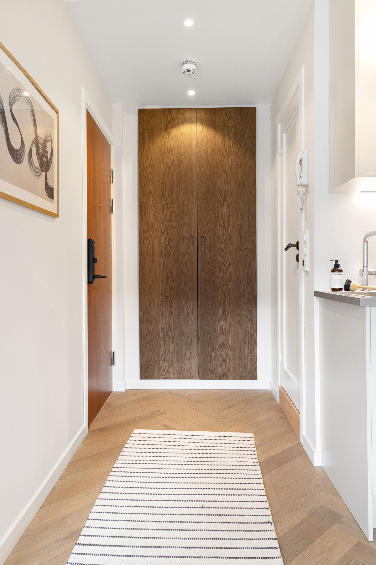 Flotte, innebygde garderobeskap i entré med fronter i mørk eikefinér. Galleribilde