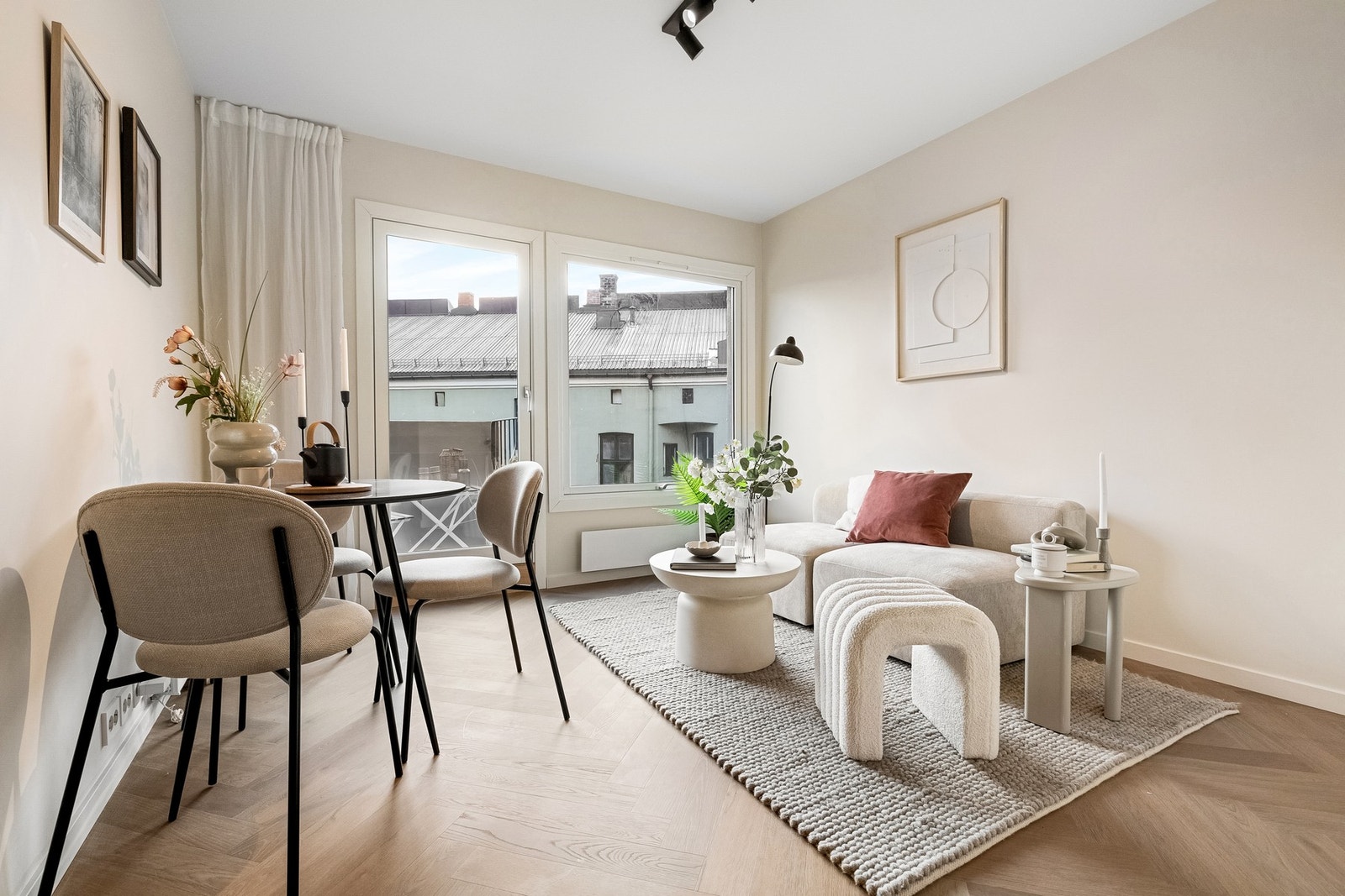 Det er lagt lekkert fiskebensgulv i alle oppholdsrom. Godt utnyttet areal med plass til både sofagruppe og spisestue. Galleribilde