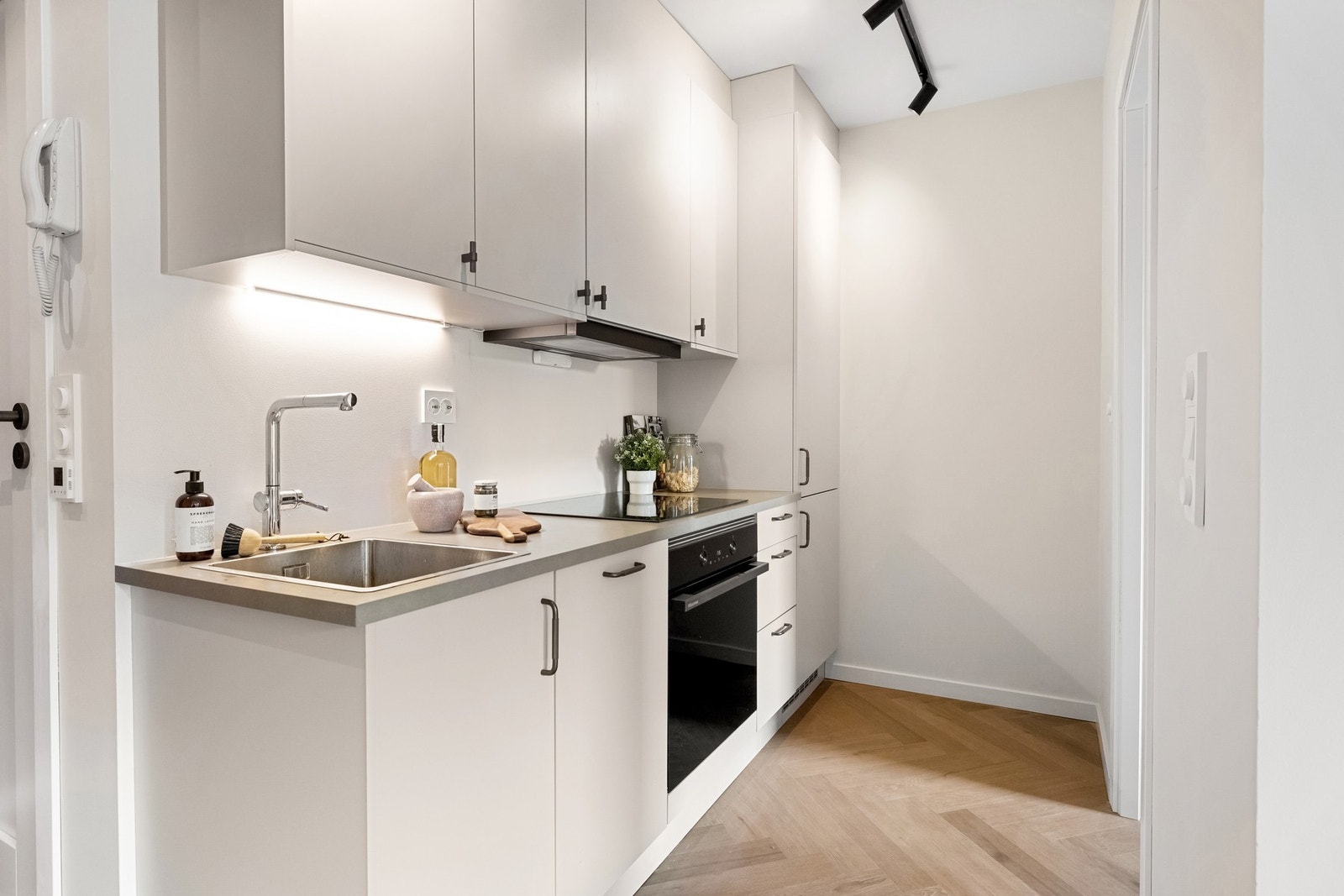 Kjøkkenet ligger i en luftig og åpen løsning mot stue, samtidig tilbaketrukket slik at kjøkkenet ikke blir for dominerende i TV-stuen. Galleribilde