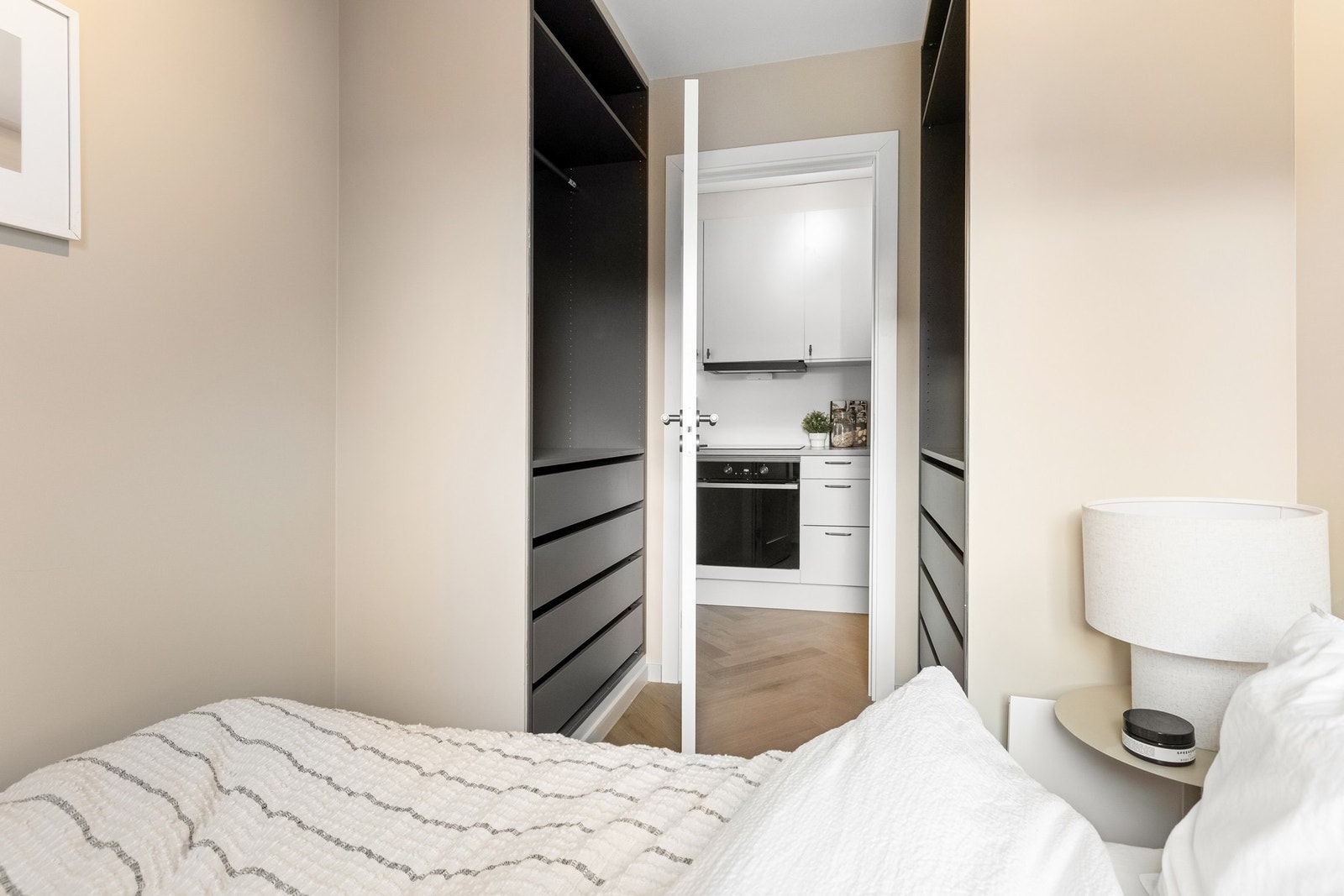 Garderobeinnredning på begge sider. Galleribilde