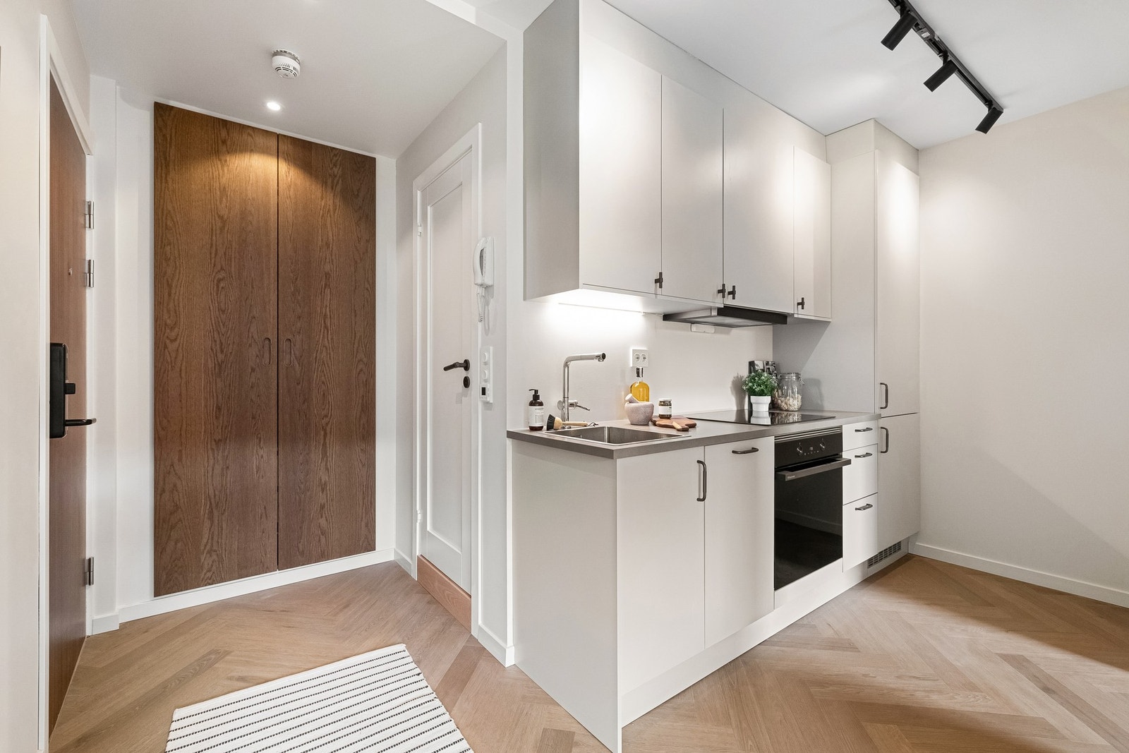 Takhøye overskap med rikelig skapplass. Galleribilde