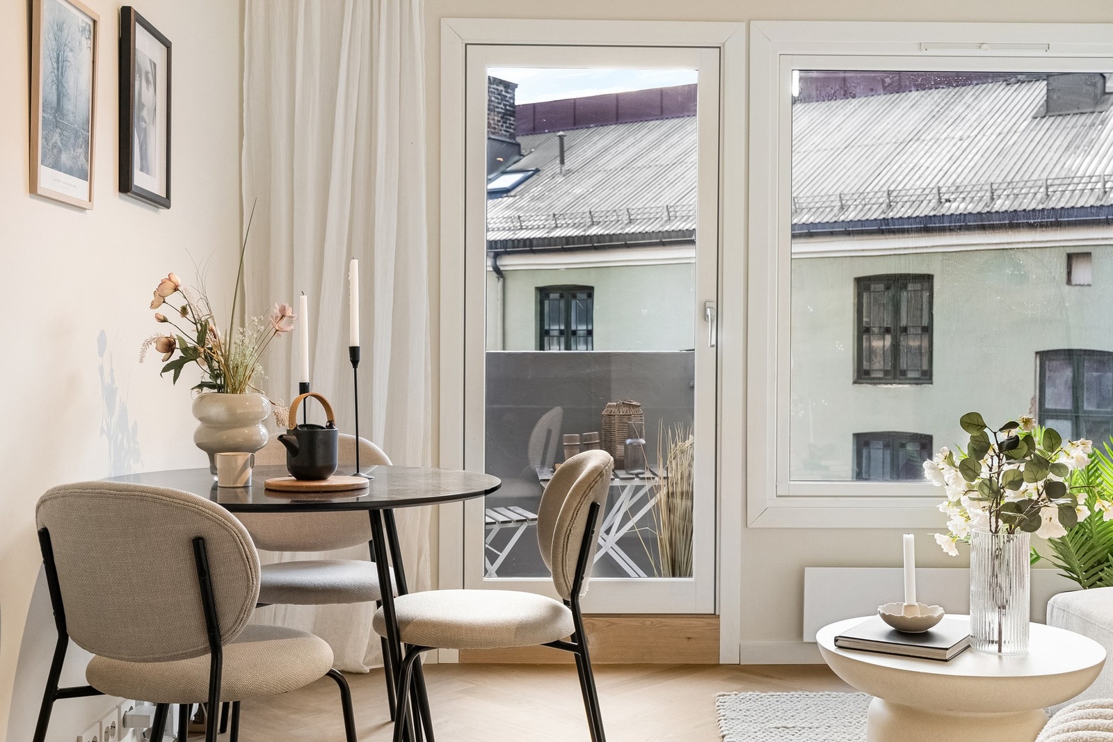 Det er plass til både sofagruppe og spisestue. Galleribilde