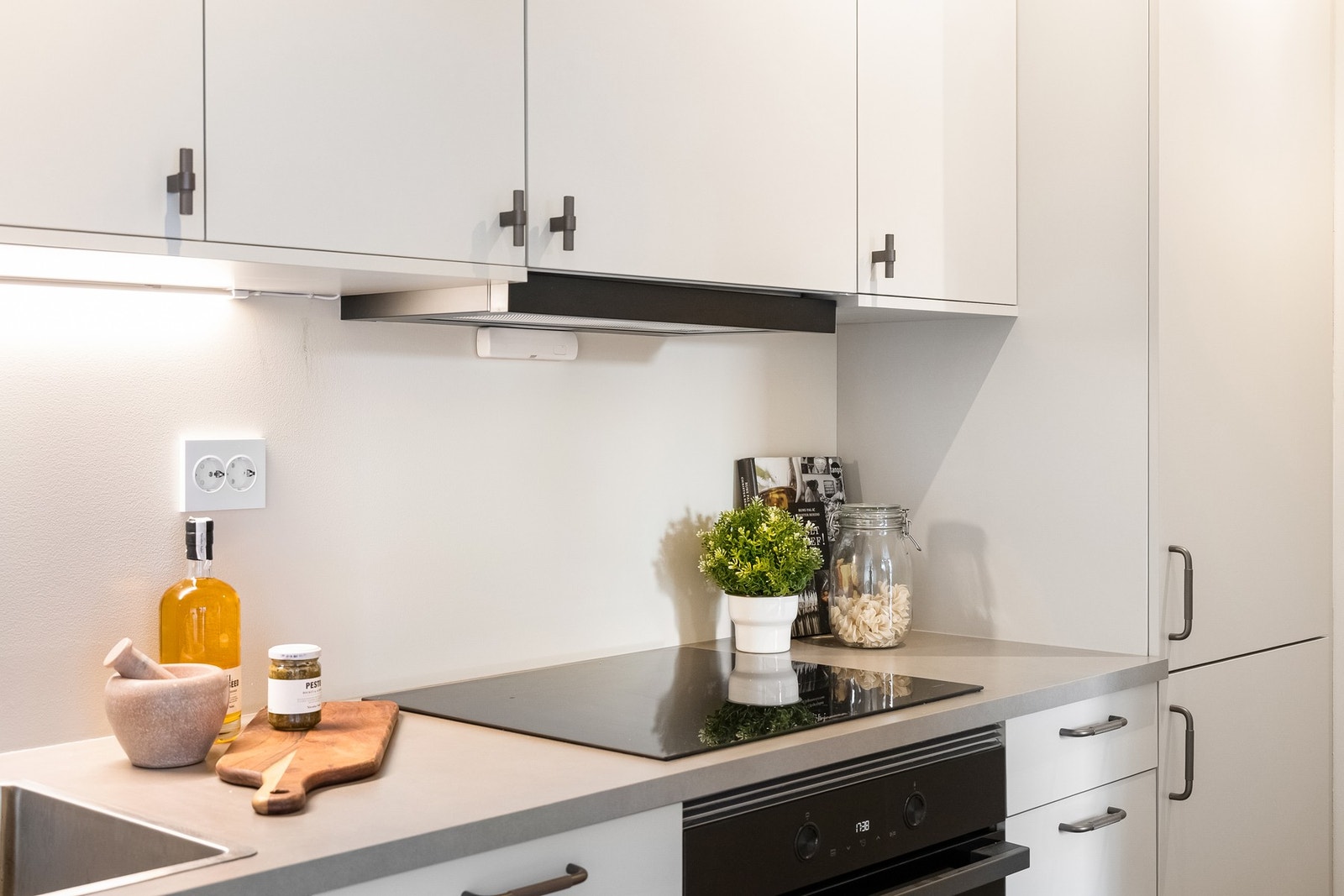 Komplett utstyrt kjøkken med platetopp, kjøleskap/fryser, stekeovn og oppvaskmaskin, alt helt nytt og ubrukt. Galleribilde