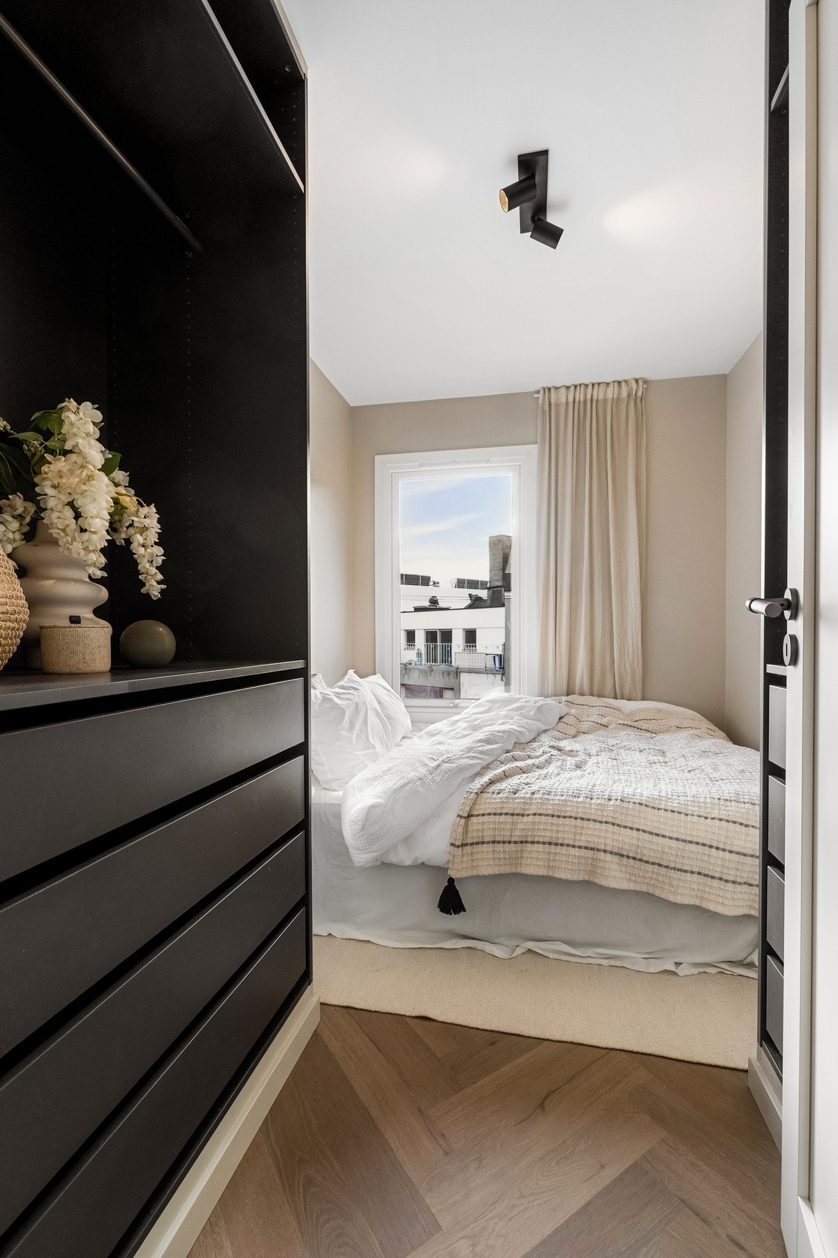 Skjult elektrisk anlegg til takbelysning. Galleribilde