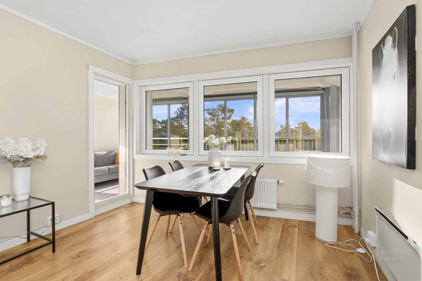 I stua er det god plass til både sitte- og spisegruppe. Galleribilde