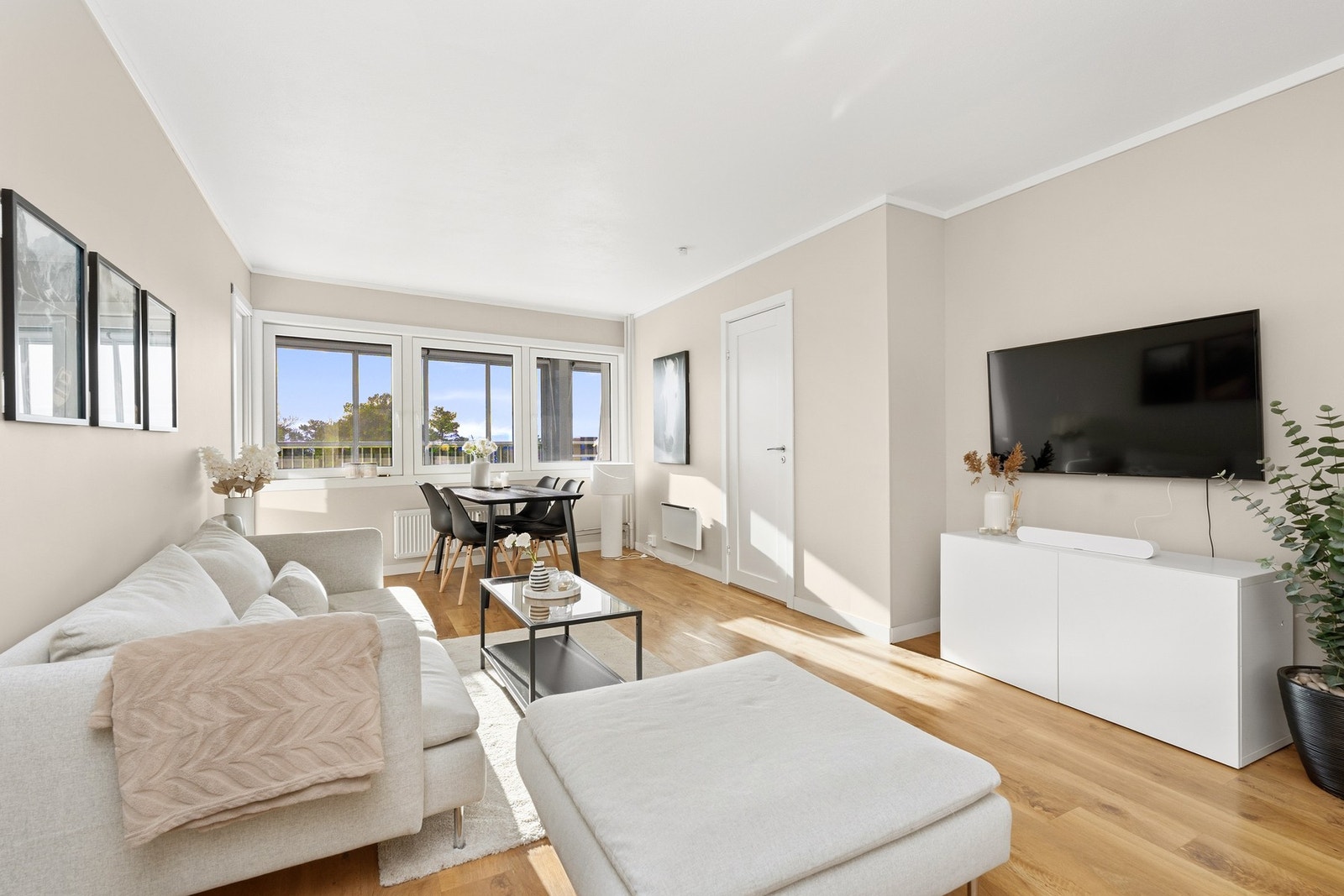 Leiligheten er lys og romslig med fine overflater. Galleribilde