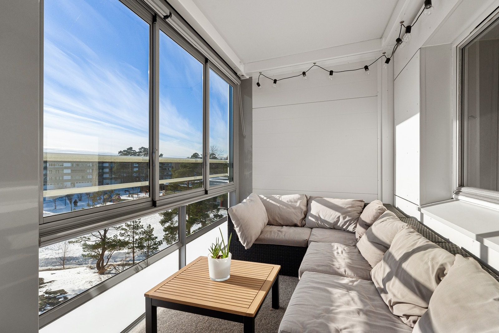 Lekker innglasset balkong hvor man sitter usjenert til. Galleribilde