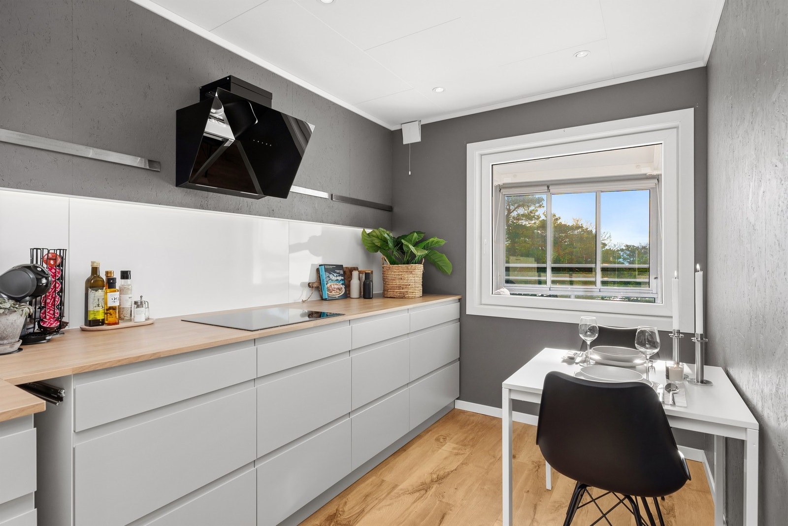 På kjøkkenet er det plass til et koselig frokostbord. Galleribilde