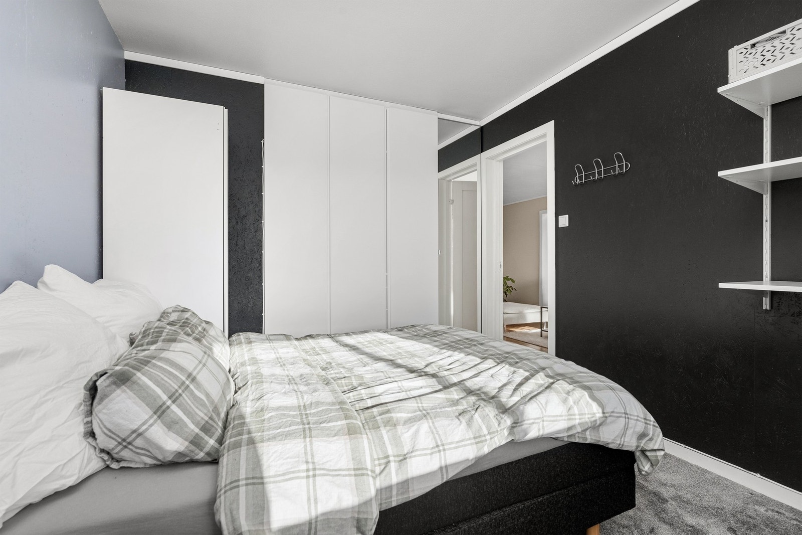 Soverommet er romslig og har et lekkert vegg-til-vegg teppe. Galleribilde