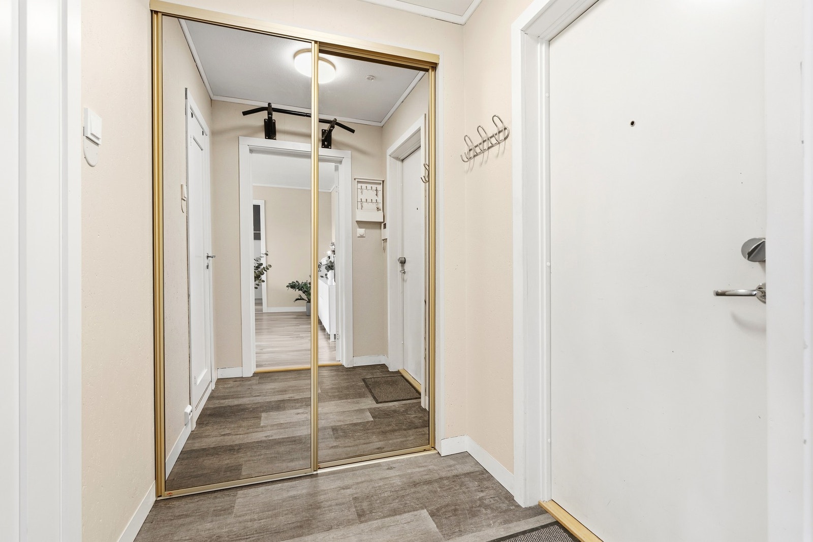 Pen entré med romslig skyvedørsgarderobe. Galleribilde