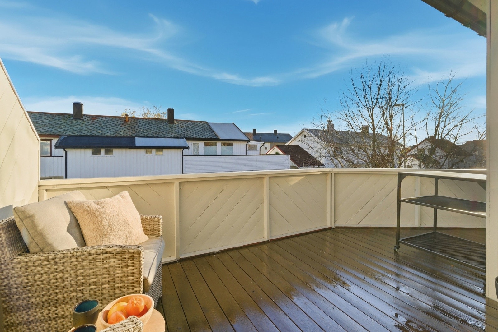 Balkongen er av god størrelse - her får du gode solforhold og ut mot ettermiddagen Galleribilde