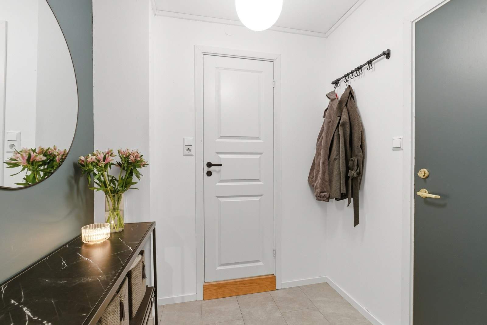 Velkommen inn! Det første som møter deg er en innbydende gang med fliser på gulvet Galleribilde