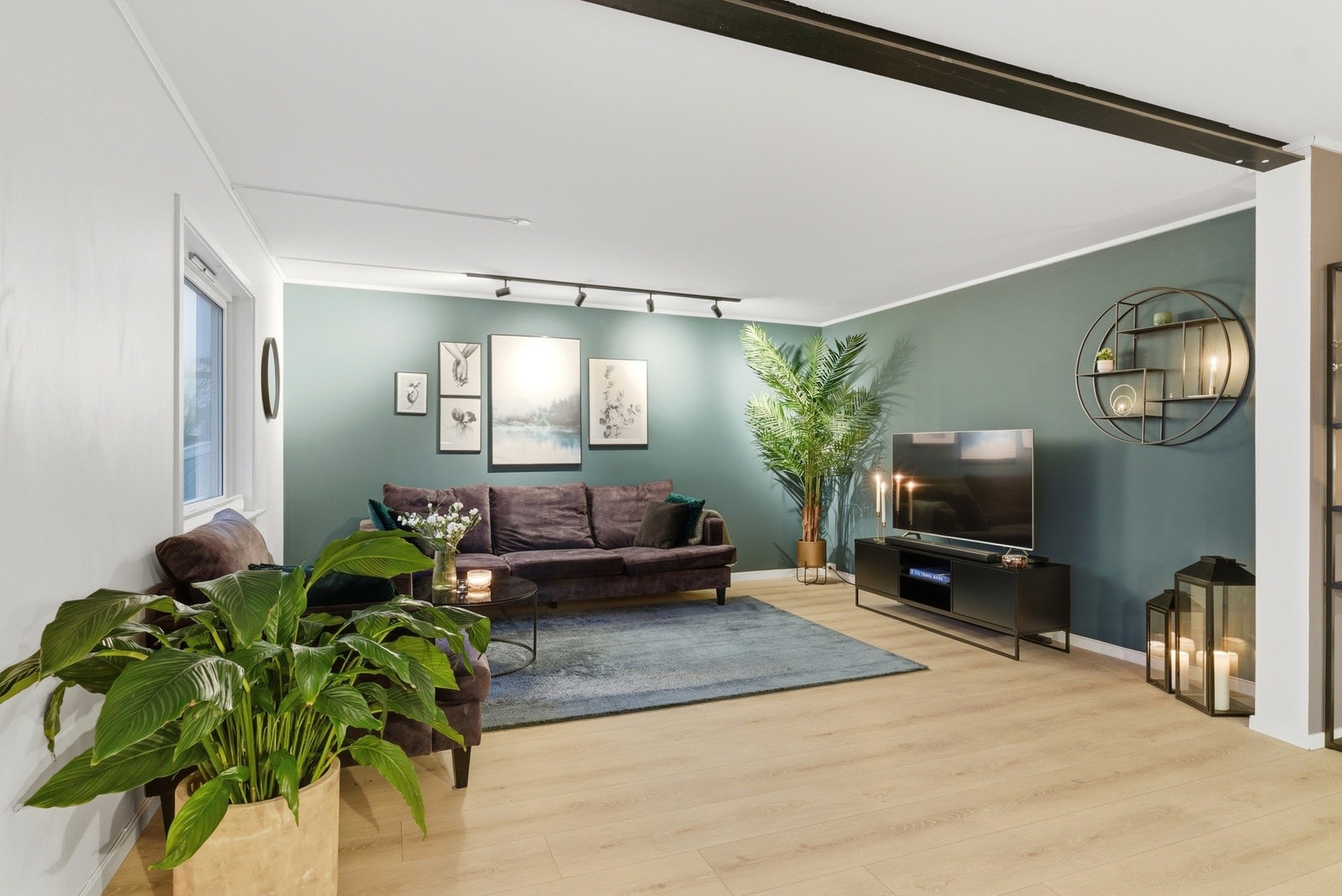 Egen sofasone med god plass for plassering av sofa og naturlig plassering av TV. Galleribilde