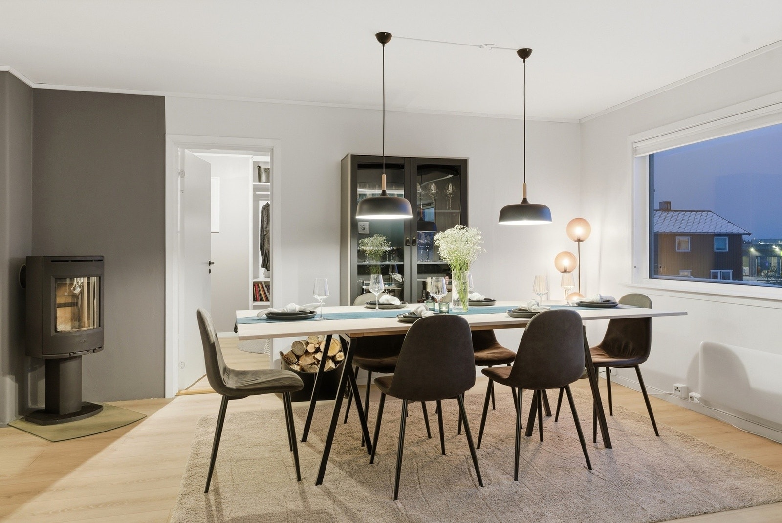 Leiligheten har montert vedovn som ekstra varmekilde på de kaldeste dagene Galleribilde