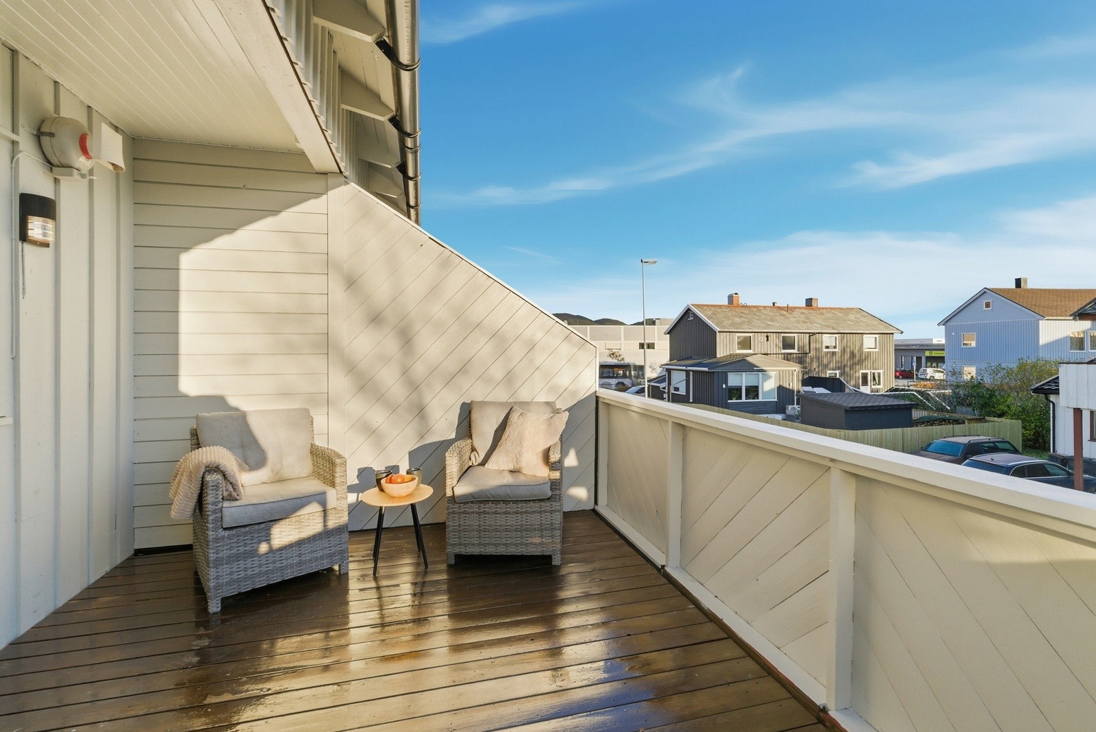 Balkongen har god plass til utemøbler om det er stoler eller sofa Galleribilde