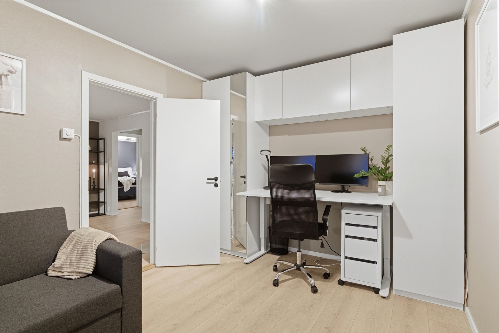 Soverom to benyttes i dag som gjesterom og kontor - rommet er av god størrelse og har godt med skapplass. Galleribilde