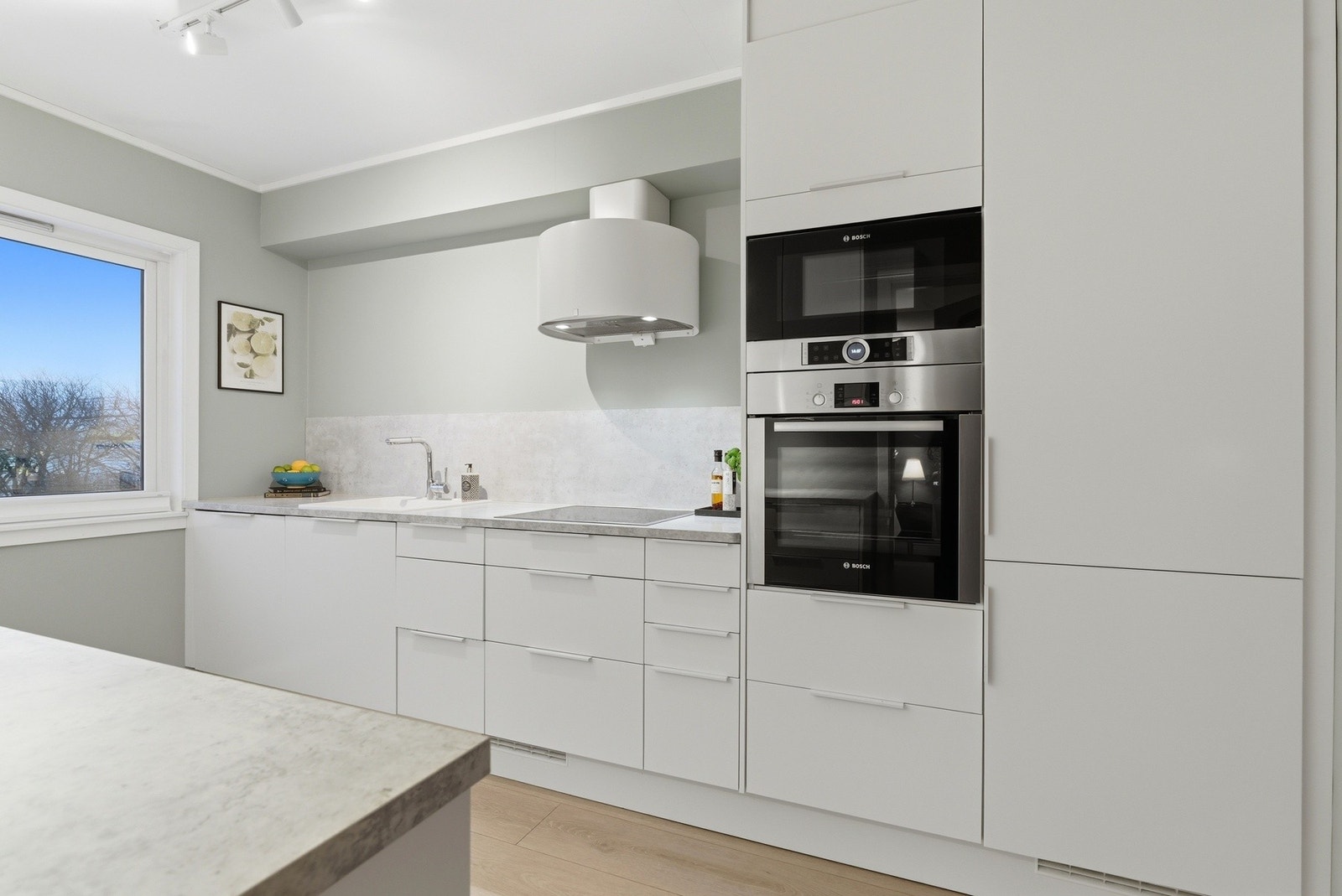 Kjøkkenet har et tidløst og moderne og er godt utbygget med både skap- og benkeplass. Galleribilde