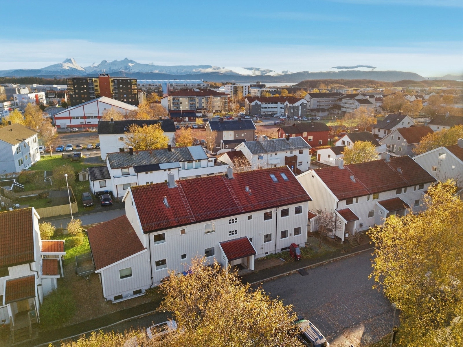 Like utenfor døren er det fast parkeringsplass med mulighet for etablering av el-billader Galleribilde