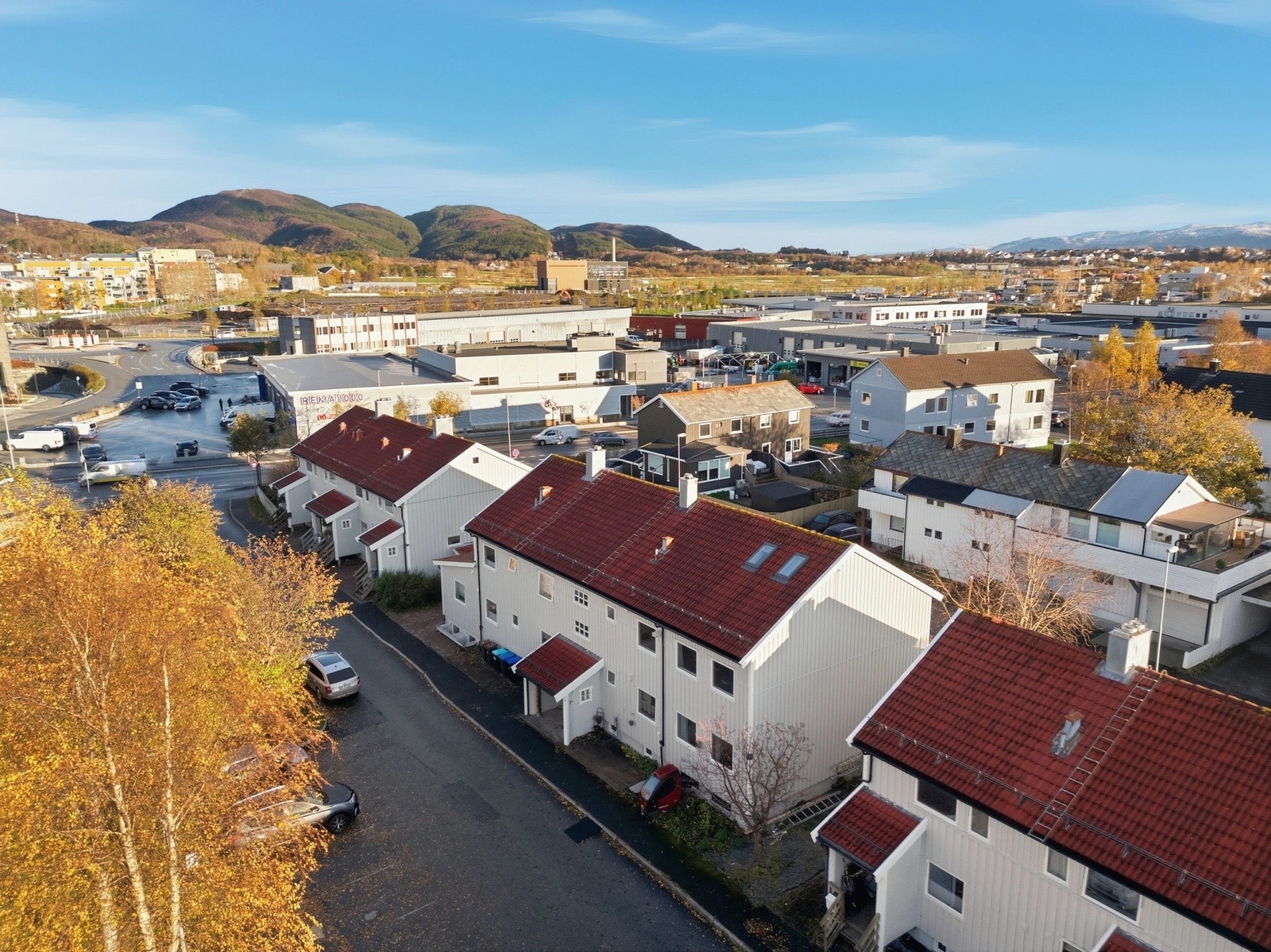 Borettslaget er veldrevet og har god økonomi. Borettslaget gikk i underskudd i år og i fjord pga. større renoveringskostnader. Borettslaget har pr. 2025 disponible midler på 4.662.693,- Galleribilde