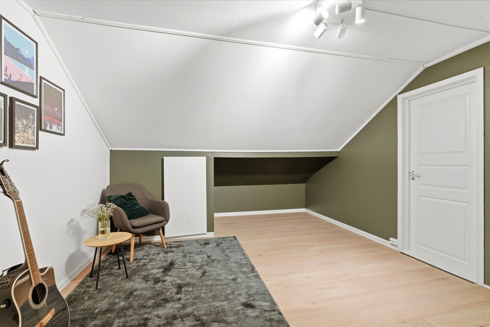 Loftet er idag innredet og gjort om til loftstue og to soverom - ingen av rommene er godkjent til varig opphold Galleribilde