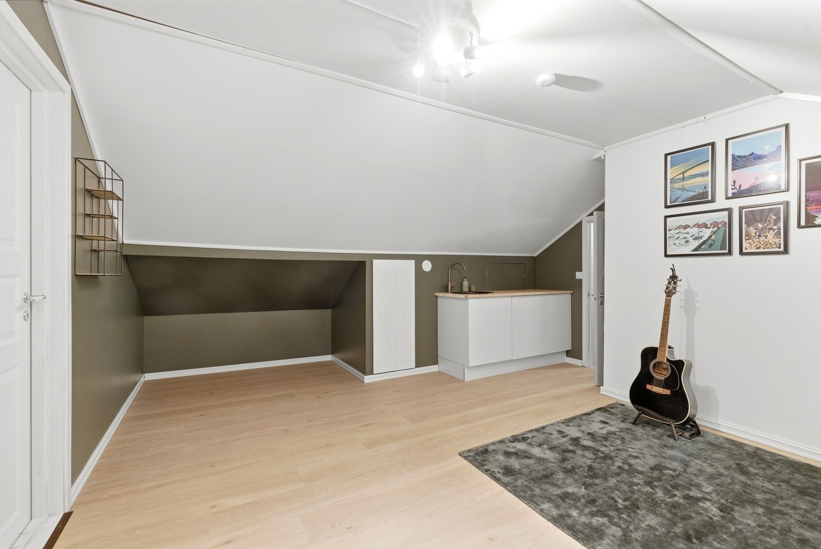 På loftet er det innlagt vann med vask i innredning Galleribilde