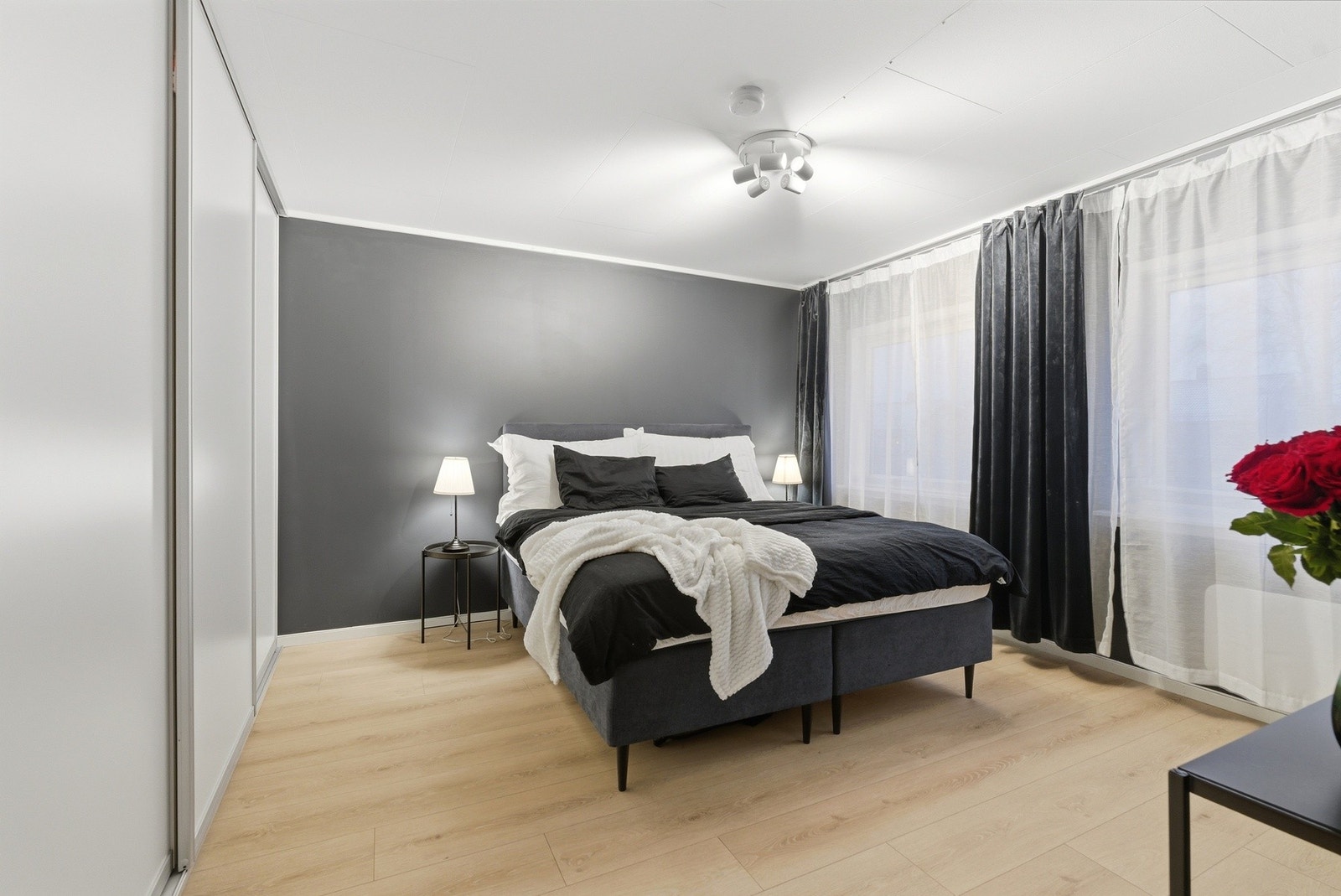 Hovedsoverommet er av meget god størrelse med god plass til en stor seng Galleribilde