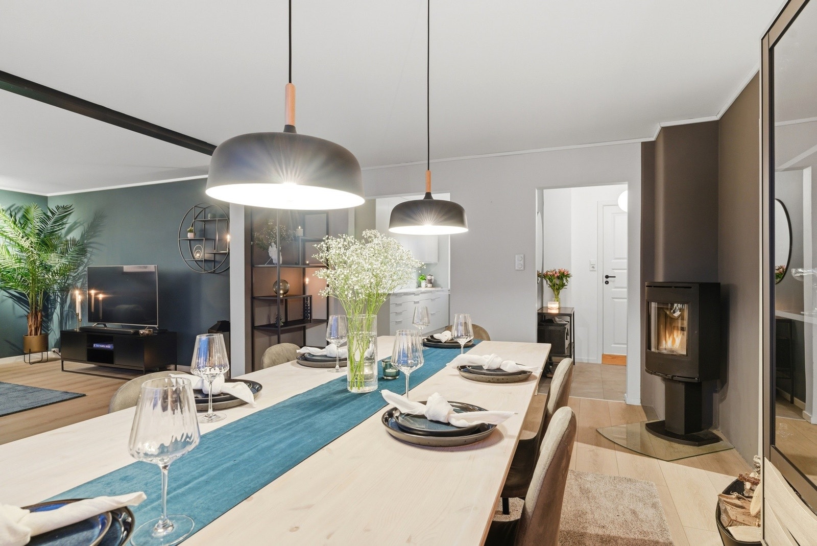 Stuen er åpen og mulighet for flere møblleringsmuligheter - Her er det god plass til både sofa og spisebord Galleribilde