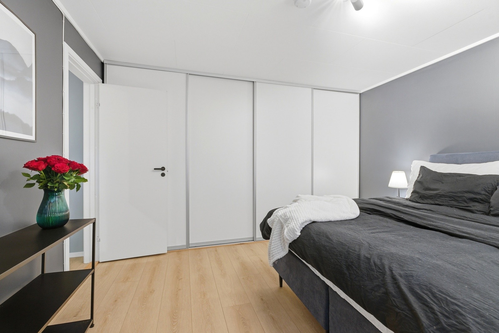 På hovedsoverommet er det en romslig skyvedørsgarderobe med gode oppbevaringsmuligheter Galleribilde