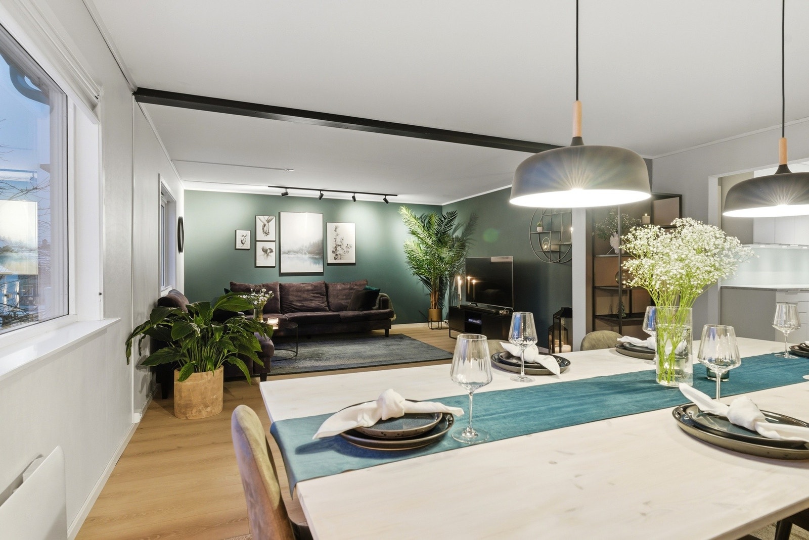 Stuen er av god størrelse med moderne fargevalg Galleribilde