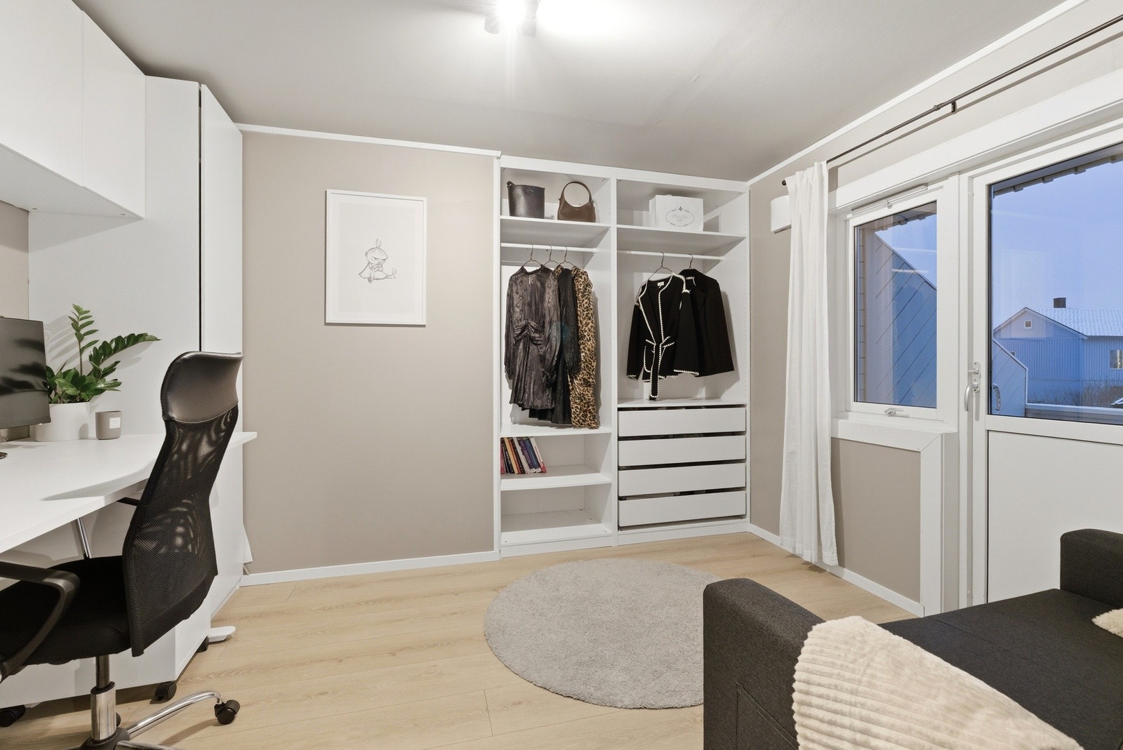 Fra dette soverommet er det utgang til en balkong. Galleribilde