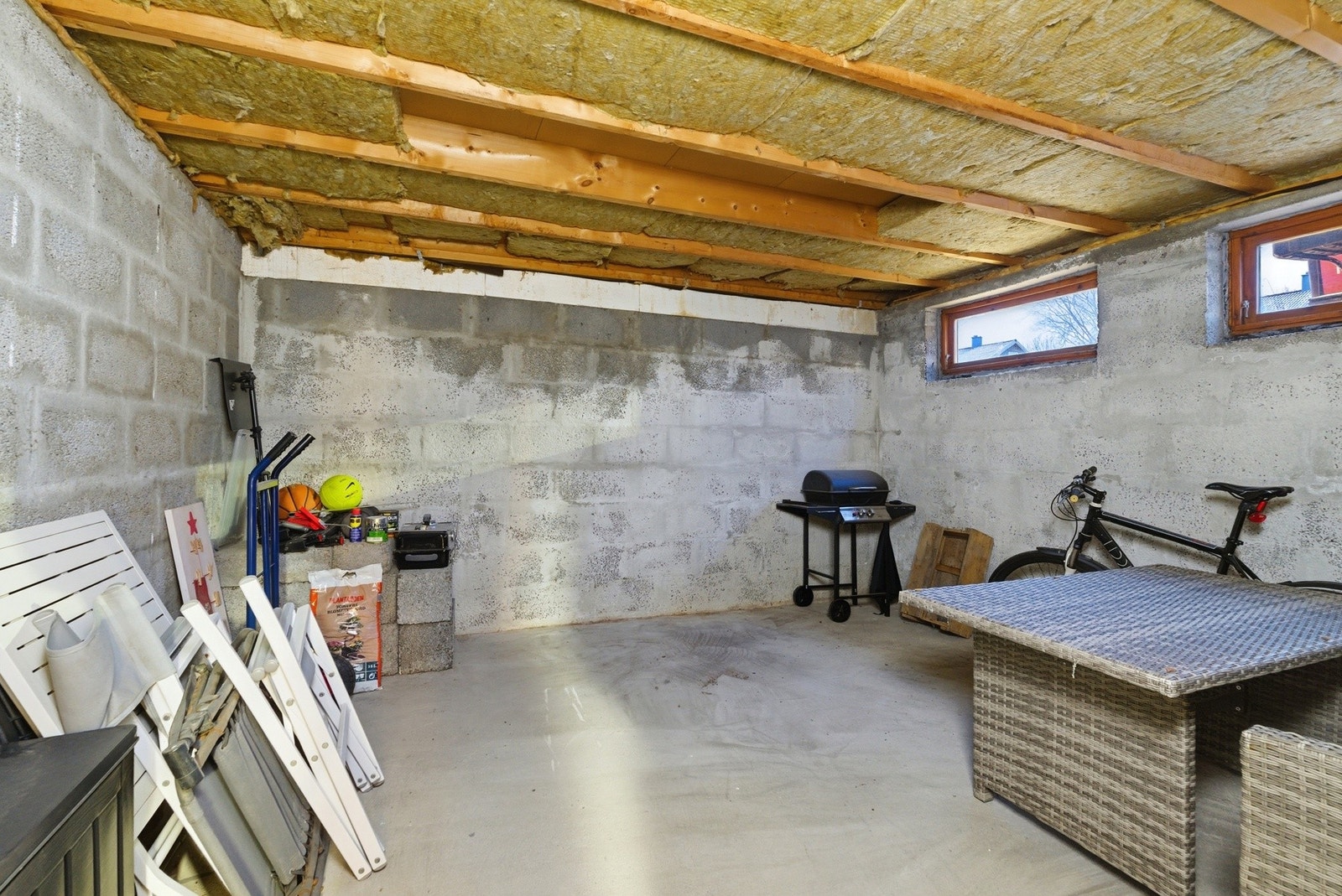 Kjelleren har godt med lagringsplass i boder på totalt 23 m2 fordelt over 2 boder Galleribilde