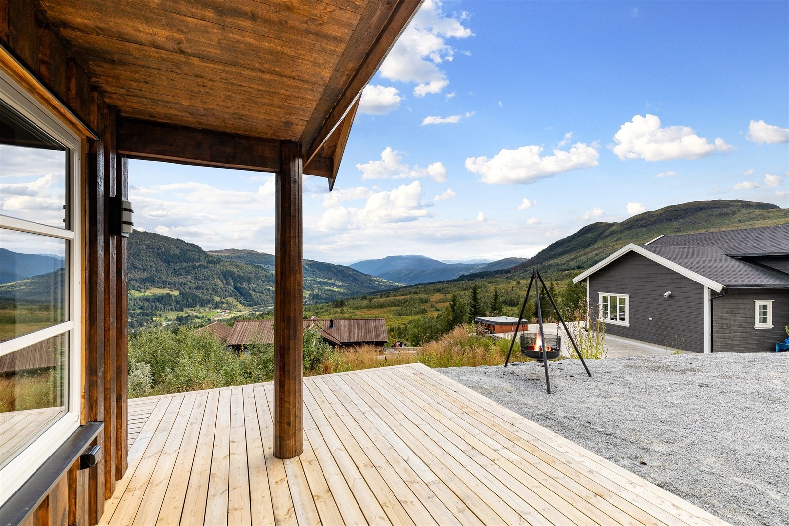 Frå terrassen har ein flott utsikt over Sogndalsdalen og mykje sol Galleribilde