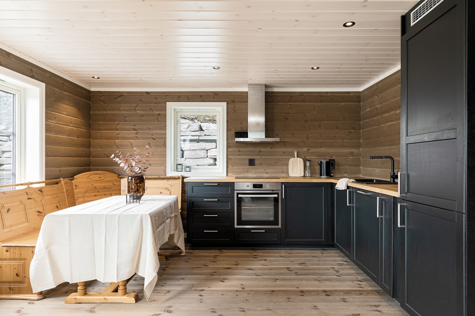 Kjøkkeninnreiing med heltrefrontar, heiltre benkeplate og integrerte kvitevarer Galleribilde