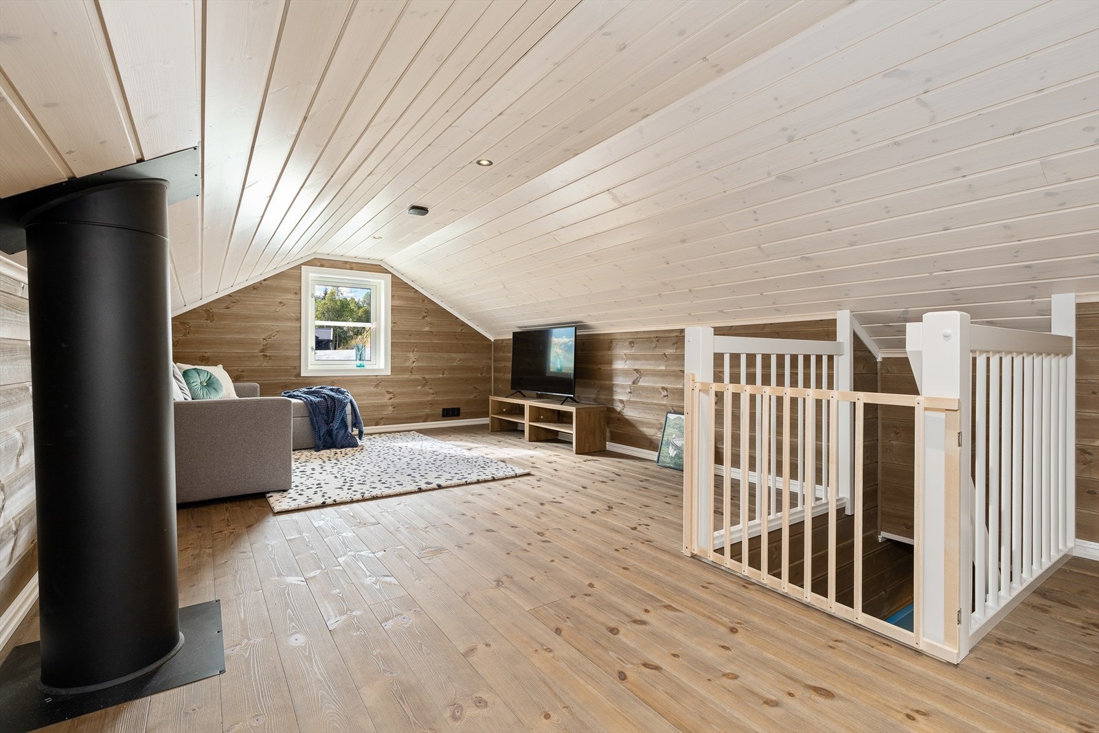 Romsleg loftstove med god plass til sofa/sovesofa og tv Galleribilde