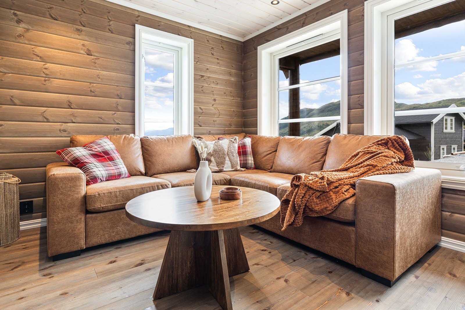 Store vindaugsflater i stove gir flott utsikt samt eit godt lysinnslepp Galleribilde