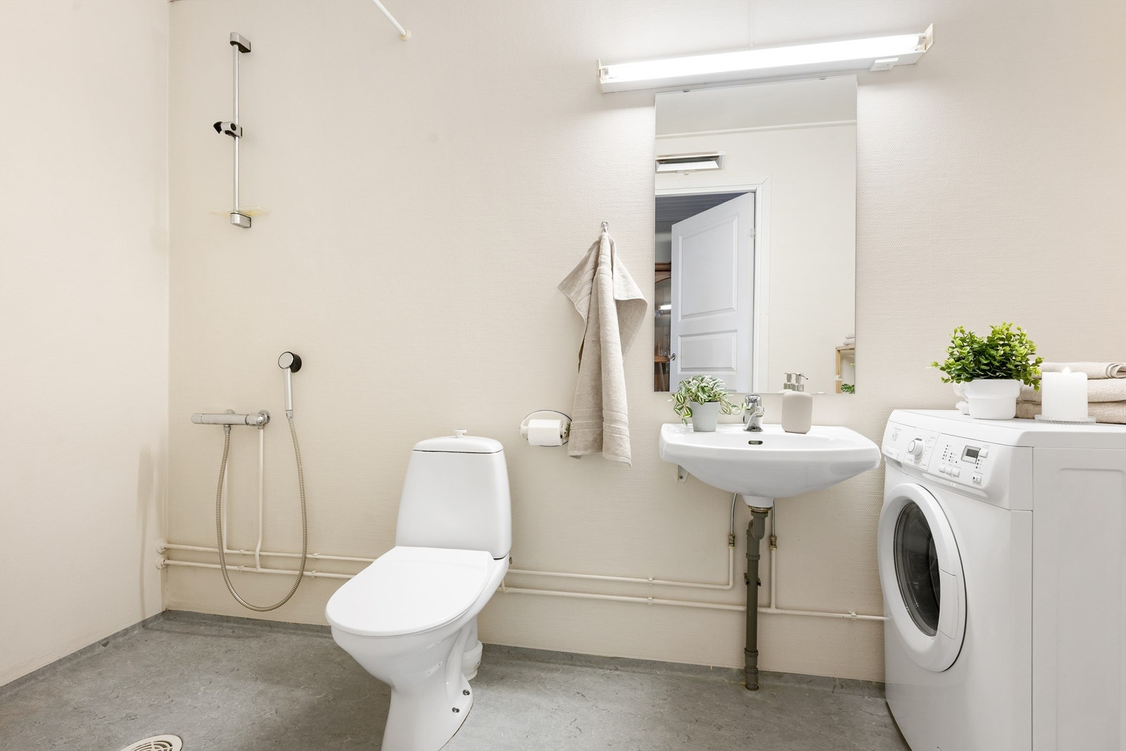 Belagt i våtroms tapet og linoleum gulv. Galleribilde