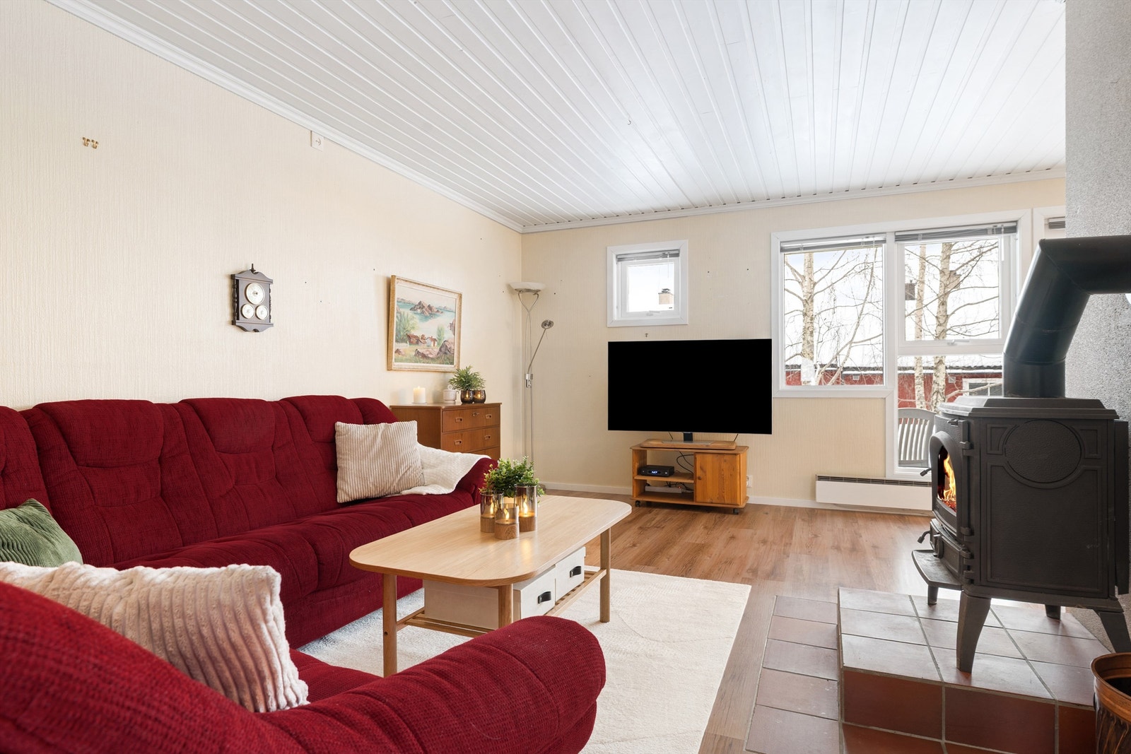 God plass i stuen til stor hjørnesofa og annet møblement. Galleribilde