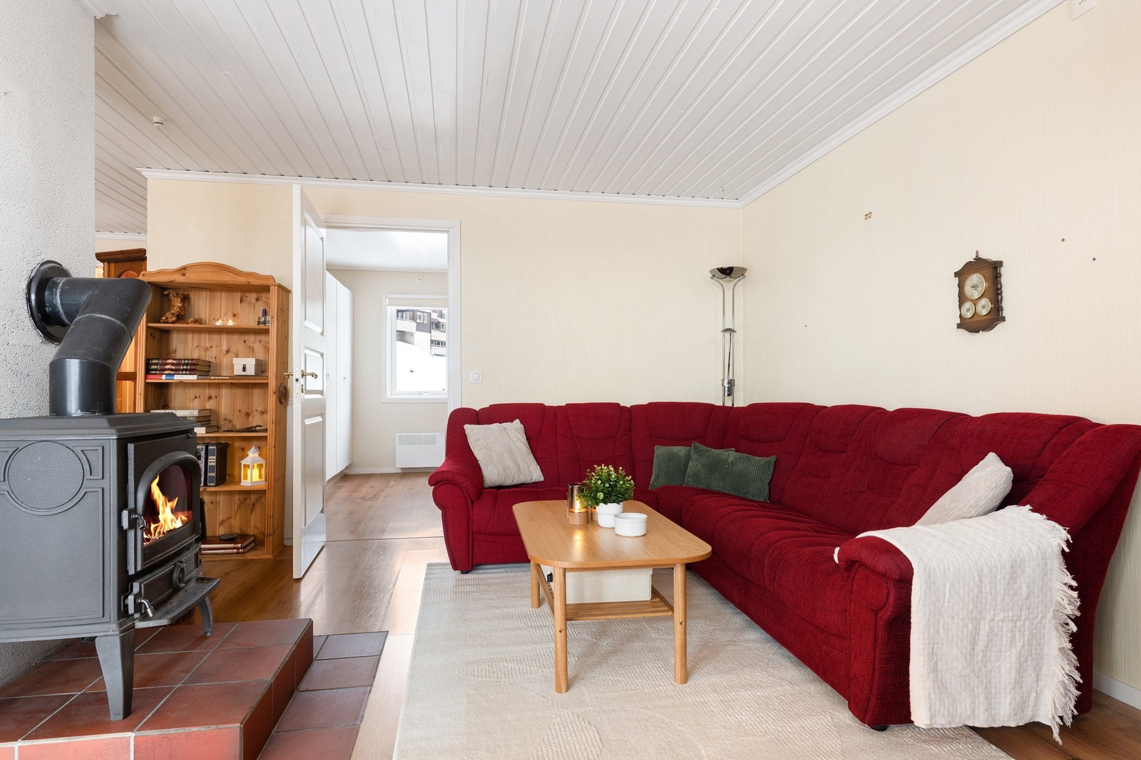 Her har du også en vedovn til oppvarming på de kaldeste dagene. Galleribilde