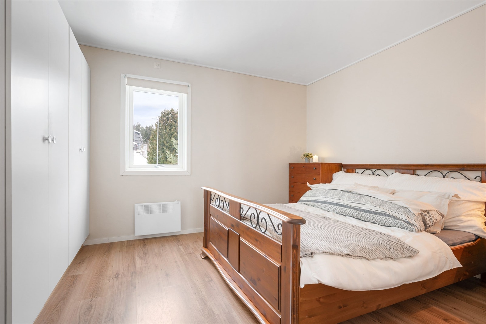 Soverommet er av god størrelse med plass til stor dobbeltseng og tilhørende møblement. Galleribilde