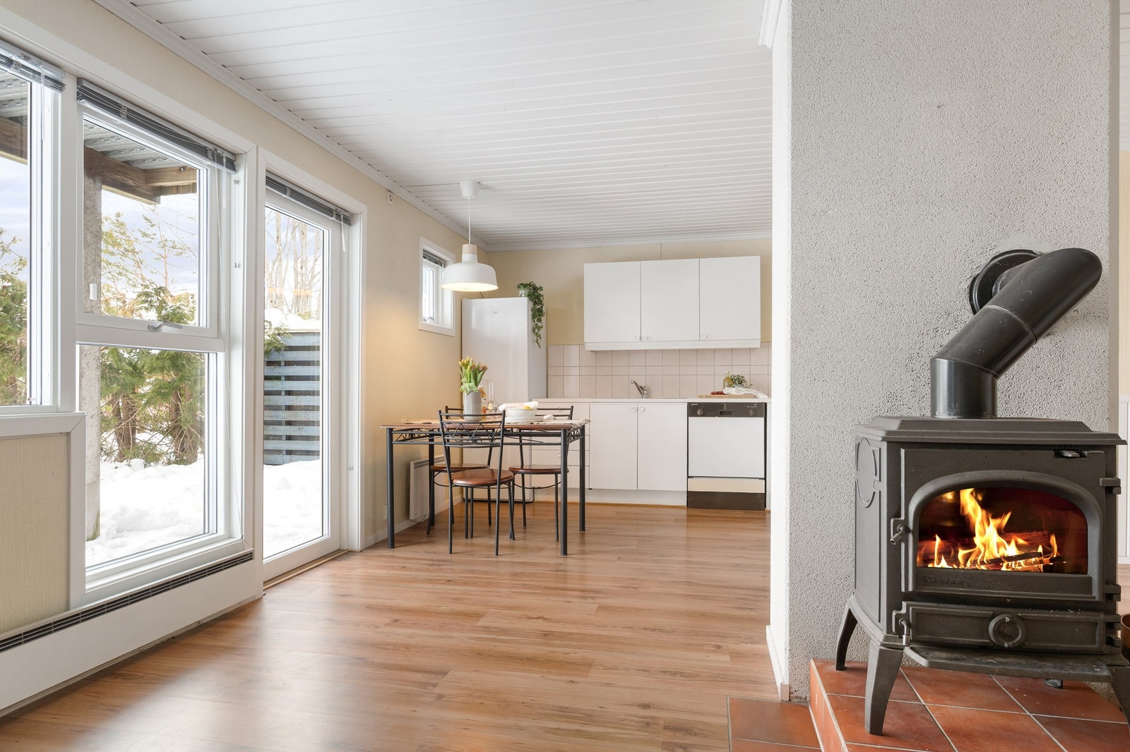 Stue/kjøkken området er romslig med mulighet til å etablere forskjellige sittegruppe løsninger. Galleribilde