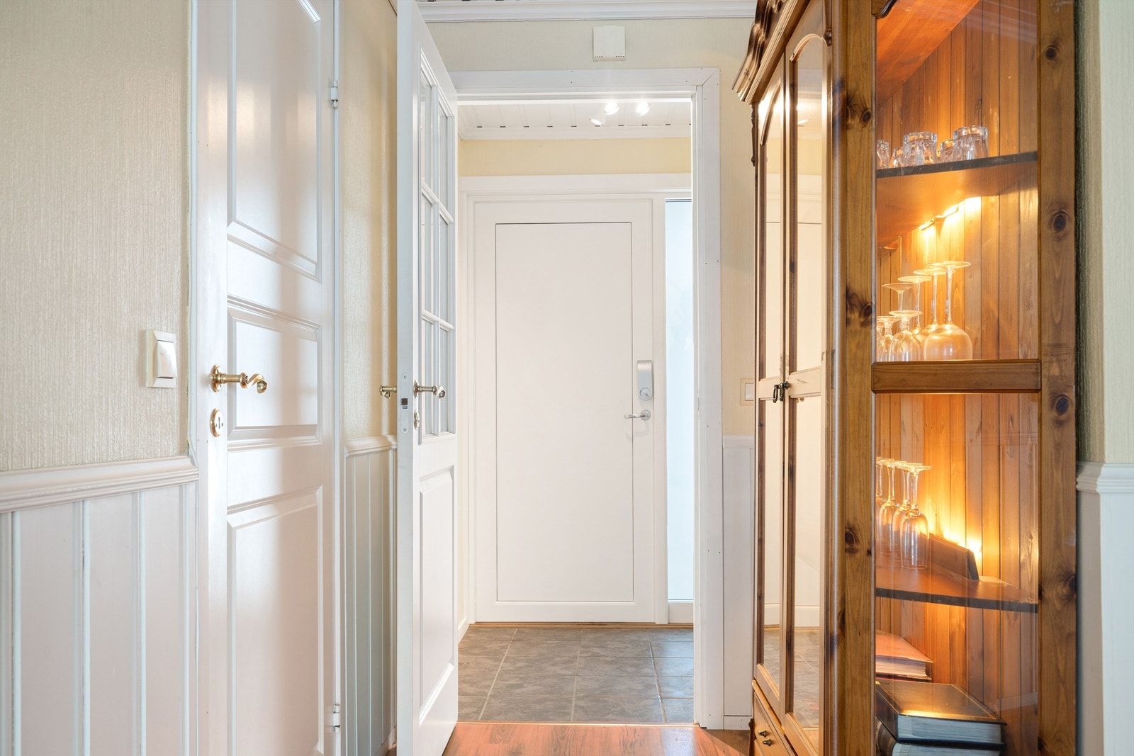 Entrèen er lys og romslig med god plass til å ta imot gjester. Galleribilde