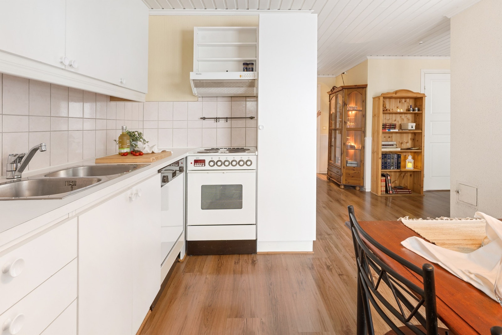 Opplegg for oppvaskmaskin og godt med oppbevaringsplass. Galleribilde