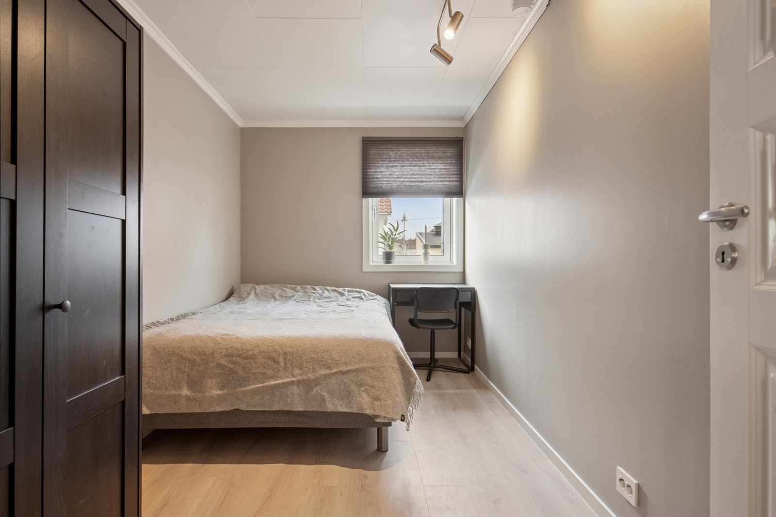 Soverom 3. Gjennomgående i rommene er malte flater i tidsriktige og behagelige farger og nytt laminatgulv i 2023. Galleribilde