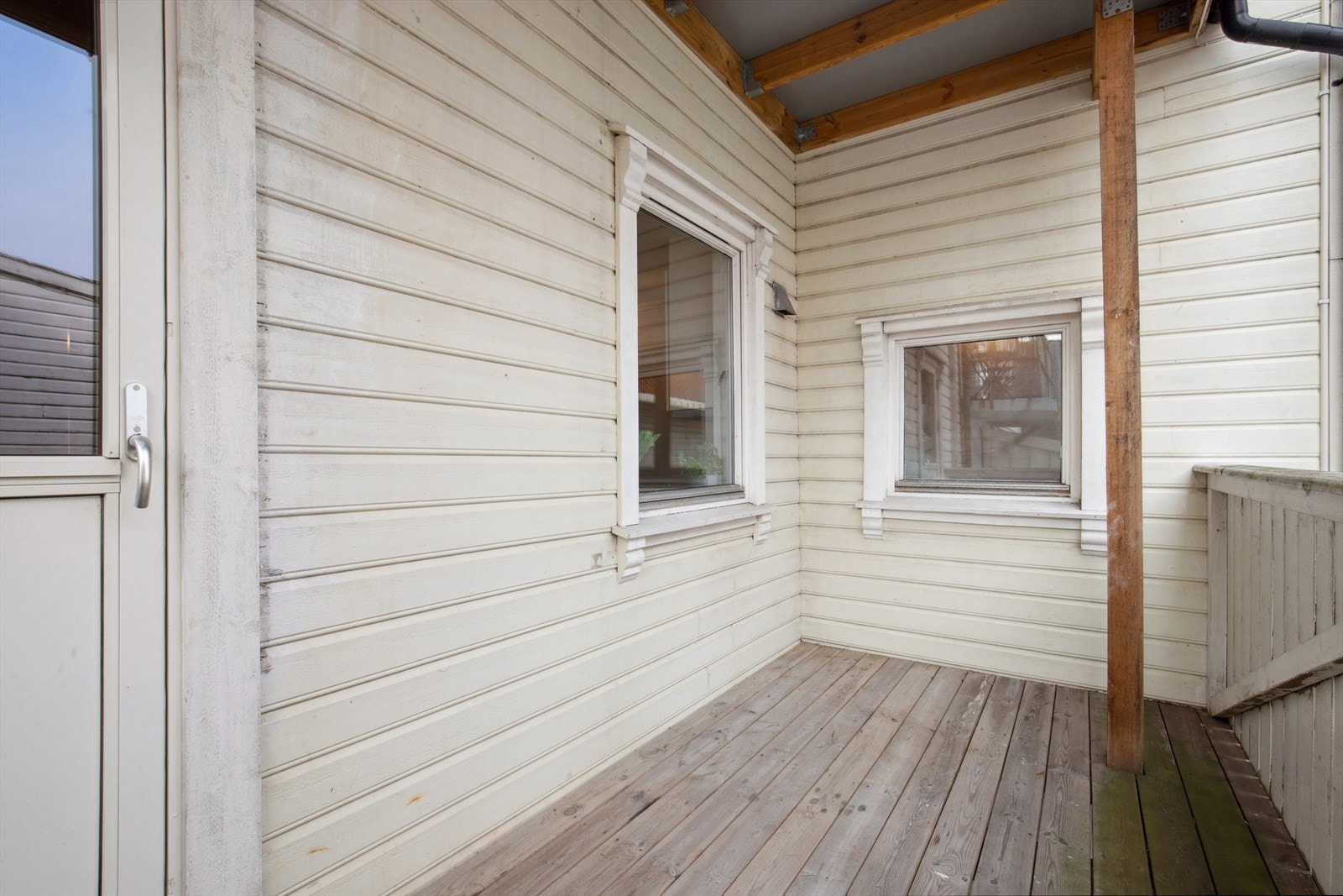 Med utgang fra stuen har man tilkomst til en overbygget terrasse på 7 kvm hvor man har rom for å møblere med sittegruppe. Galleribilde