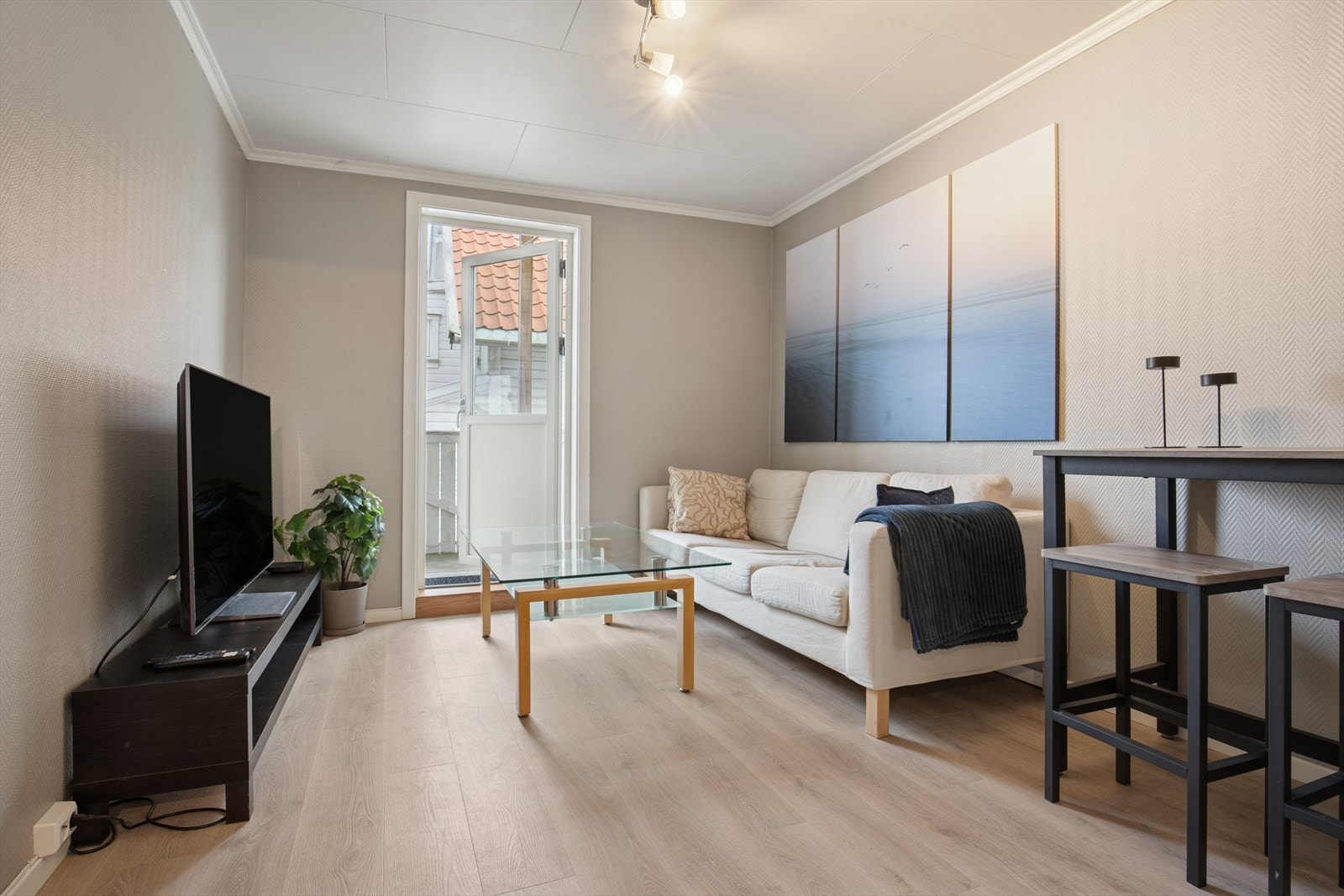 Stuen er romslig og har plass til både sofa- og spisegruppe. Galleribilde