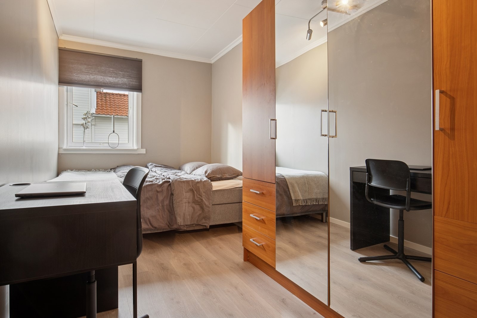 Soverom 1 er utstyrt med garderobe og har ellers god plass til både seng og tilhørende møblement. Galleribilde