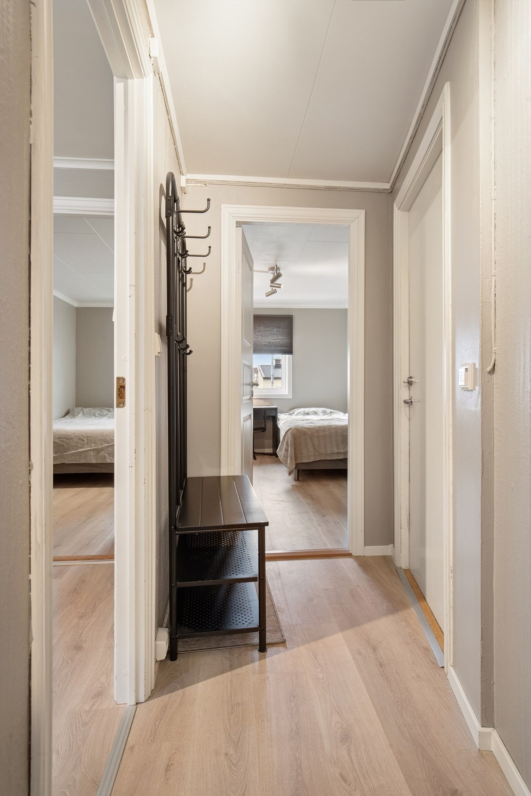 Man ønskes velkommen inn i en lys entré hvor man har god plass til å henge fra seg yttertøy og sko. Galleribilde